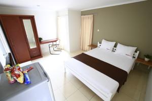 RedDoorz @ Mampang Prapatan Hotel  Hotels  Jakarta
